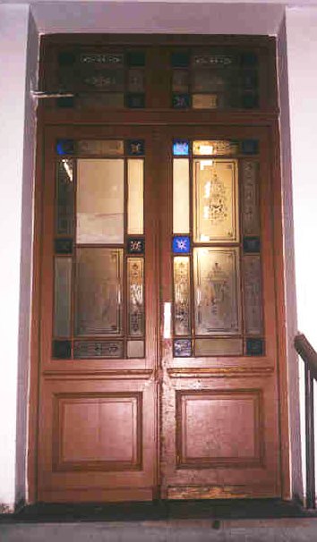 Dveře rodného domu J. Foglara v Benátské ulici v Praze