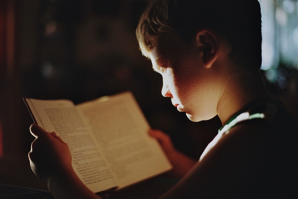 chlapec čte knihu